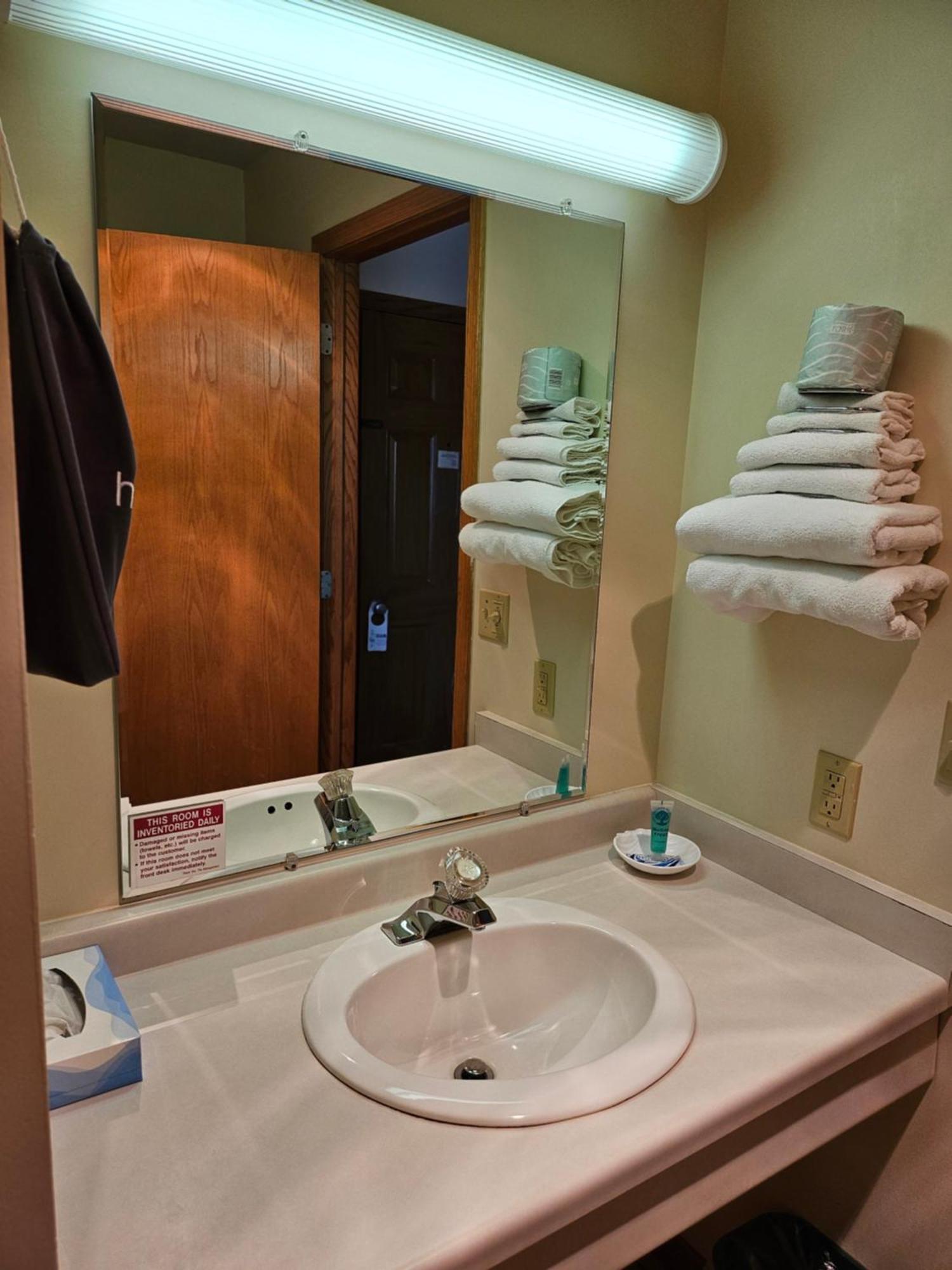 Lincoln Host Motor Inn Есканаба Номер фото